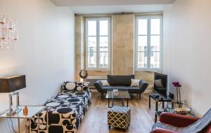 uma sala de estar com uma cama e um sofá em Bordeaux Traditions em Bordeaux