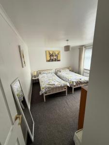 une chambre avec deux lits et une fenêtre dans l'établissement Laurel Country Cottage, à Ballymena