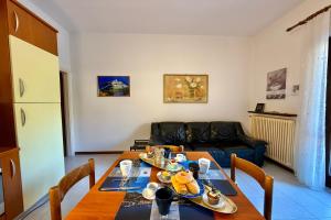 un soggiorno con un tavolo e un divano di Casa del Limone a Menaggio