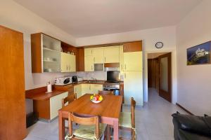 una cucina con un tavolo e una sala da pranzo di Casa del Limone a Menaggio Altre 17 foto