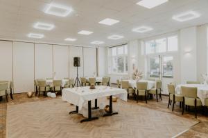 The Prince of Wales Hotel Berkeley, A38 M5餐厅或其他用餐的地方