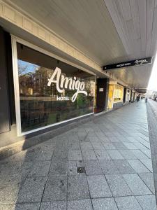 een groot winkelraam met een ingang naar een winkel bij Amigo Hotel in Amsterdam