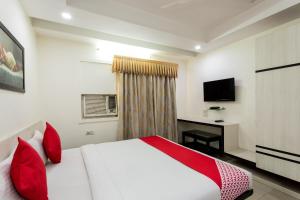Hotel O Mohit Regency的电视和/或娱乐中心