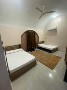 Una cama o camas en una habitación de Sunrise