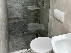 un baño con inodoro y ducha en Sea Star AP4, en Bar