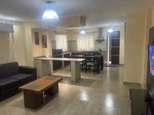 ein Wohnzimmer mit Sofa und Tisch in der Unterkunft El Encanto Jujuy 1 in San Salvador de Jujuy