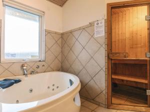 Bilik mandi di 4 star holiday home in Vestervig-By Traum +55 gambar