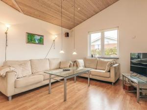 Televisyen dan/atau pusat hiburan di 4 star holiday home in Vestervig-By Traum