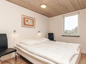 Katil atau katil-katil dalam bilik di 4 star holiday home in Vestervig-By Traum