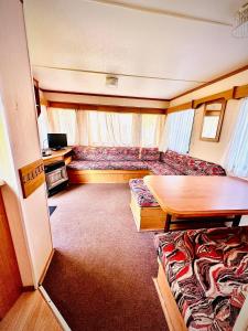 a small room with two beds and a table at Idylla in Chłopy