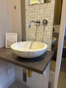 a bowl sink on a counter in a bathroom at Wohnen im Beauty Salon- im Herzen von Greven in Greven