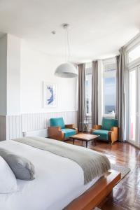 Palacio Astoreca في فالبارايسو: غرفة نوم بسرير كبير وغرفة معيشة