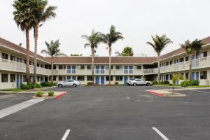 Motel 6-Pismo Beach, CA في شاطئ بيسمو: موقف امام مبنى كبير