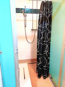ドルゲラウにあるBunkhouse Accommodation in the Heart of Snowdoniaのバスルーム(黒と白のシャワーカーテン付)