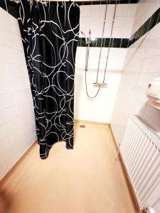 ドルゲラウにあるBunkhouse Accommodation in the Heart of Snowdoniaのバスルーム(黒と白のシャワーカーテン付)