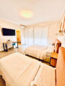 Un televizor și/sau centru de divertisment la Dodo Holiday in Rome +80 fotografii