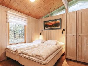een groot bed in een kamer met een raam bij 7 person holiday home in Vestervig-By Traum in Vestervig