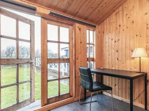 een bureau met een stoel in een kamer met ramen bij 7 person holiday home in Vestervig-By Traum in Vestervig