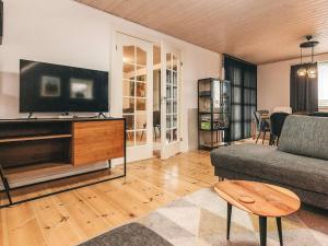 Μια τηλεόραση ή/και κέντρο ψυχαγωγίας στο 6 person holiday home in Snedsted