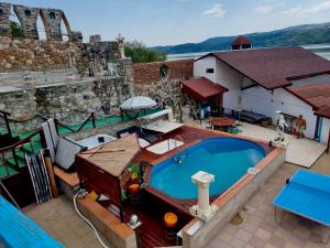 an overhead view of a swimming pool next to a building at CABANA ȘTIMA - CAZANELE DUNĂRII -Șvinița in Sviniţa
