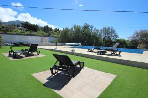 埃尔帕索洛关契斯简易别墅公寓的一组坐在草坪上的桌椅