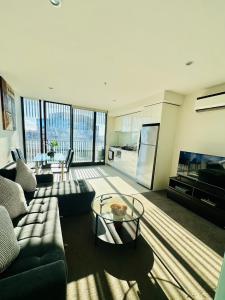 Posezení v ubytování Premium Melbourne Apartments with Balcony and Free Tram Access + 37 fotografií