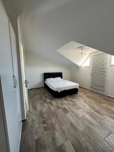 Un dormitorio con una cama en el medio de una habitación. en VİLLAASUR inst-mariyatourdidim, en Didim