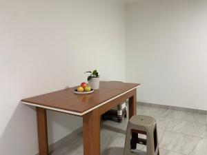 een tafel met een fruitschaal en een plant erop bij 贝尔格莱德尼古拉特斯拉国际机场好运公寓2室1厅可住5人 in Surčin