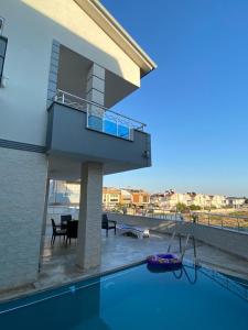 una casa con piscina y balcón en VİLLAASUR inst-mariyatourdidim, en Didim