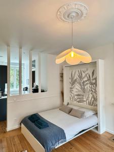 a bedroom with a bed and a ceiling at L Amiens Haussmann-Gare-Hortillonnages-Centre-ville-WIFI in Amiens