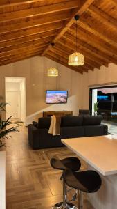 una sala de estar con un sofá y una mesa en Casa El Cachorro, en La Oliva
