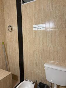 Bilik mandi di DEL SOL APARt TERMAL IV +2 gambar