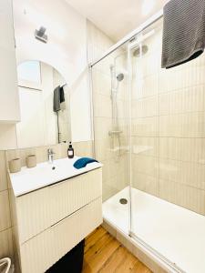 a bathroom with a sink and a shower at L Amiens Haussmann-Gare-Hortillonnages-Centre-ville-WIFI in Amiens +23 photos