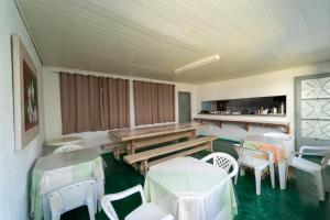 a living room with a wooden table and chairs at Pousada Vila Rica in Bonito