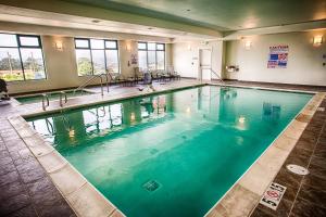 una grande piscina in una camera d'albergo di Lucky 7 Casino & Hotel (Howonquet Lodge) a Smith River