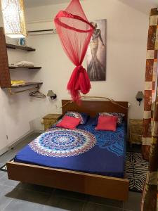 Terre de BasにあるChez HENRIETTEのベッドルーム1室(ネット付きのベッド1台付)