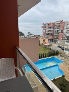 Bazén v ubytování Deluxe Apartments Shengjin nebo v jeho okolí