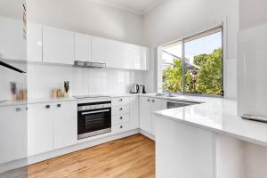 Η κουζίνα ή μικρή κουζίνα στο MARJ12- Stylish and Spacious