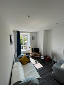 a living room with a couch and a television at La maison de Jean in Saint-Flour