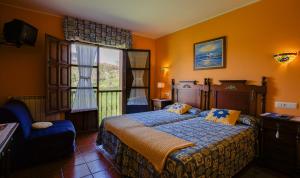 a bedroom with a bed and a window at Hotel Camangu in Camango