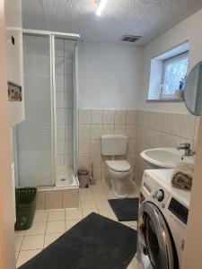 Et badeværelse på Ferienhaus nahe Berlin Bungalow mit Kamin