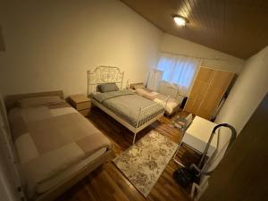 En eller flere senge i et værelse på Ferienhaus nahe Berlin Bungalow mit Kamin