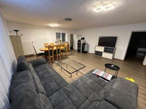 Et tv og/eller underholdning på Ferienhaus nahe Berlin Bungalow mit Kamin