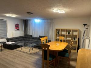 Et opholdsområde på Ferienhaus nahe Berlin Bungalow mit Kamin + 11 billeder