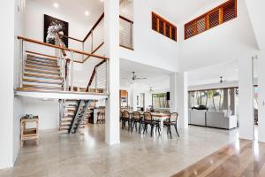 Kuchyň nebo kuchyňský kout v ubytování Luxurious, Tropical Haven, Mooloolaba- Moonda5
