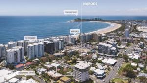 eine Luftblick auf die Stadt und den Strand in der Unterkunft NAROO7- PRIME, CENTRE OF MOOLOOLABA LOCATION in Mooloolaba
