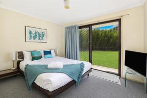 ein Schlafzimmer mit großem Bett und großem Fenster in der Unterkunft NAROO7- PRIME, CENTRE OF MOOLOOLABA LOCATION in Mooloolaba