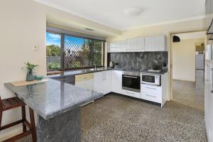 Küche/Küchenzeile in der Unterkunft NAROO7- PRIME, CENTRE OF MOOLOOLABA LOCATION