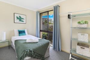 Ein Bett oder Betten in einem Zimmer der Unterkunft NAROO7- PRIME, CENTRE OF MOOLOOLABA LOCATION