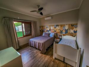 a bedroom with two beds and a window at Casa Pé na Areia in Balneario Barra do Sul